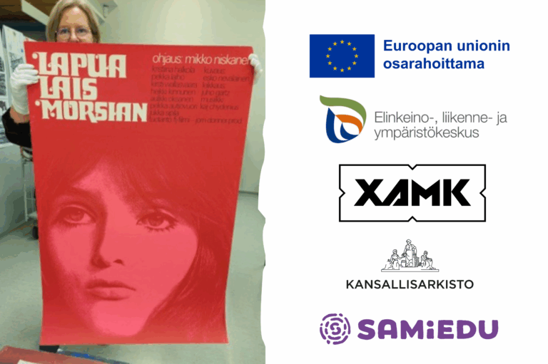 ELKAn työntekijä pitelee käsissään Lapualaisooppera-elokuvan julistetta. Vieressä hanketoimijoiden logot.