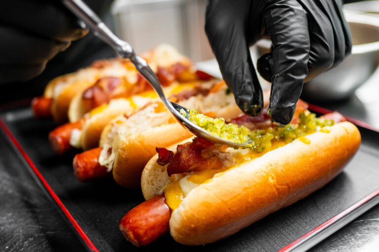 Hotdog-sämpylän väliin lisätään kurkkusalaattia.