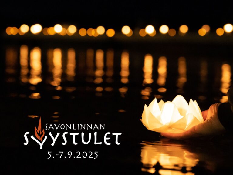 Paperilyhty kelluu järvellä hämäsässä illassa