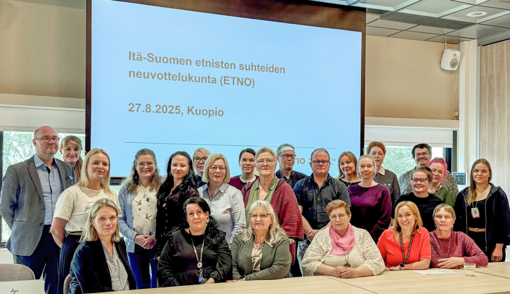 Kuvassa on maahanmuuttajakoulutuksen kehittäjäopettajamme ja Etnon sekä Samiedun logot.