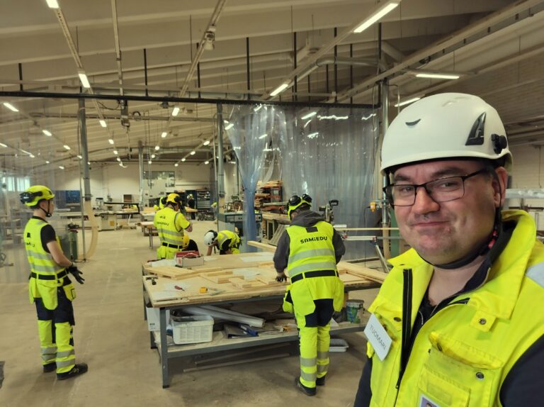 Rakennusalan opettaja ja opiskelijoita työtehtävissä