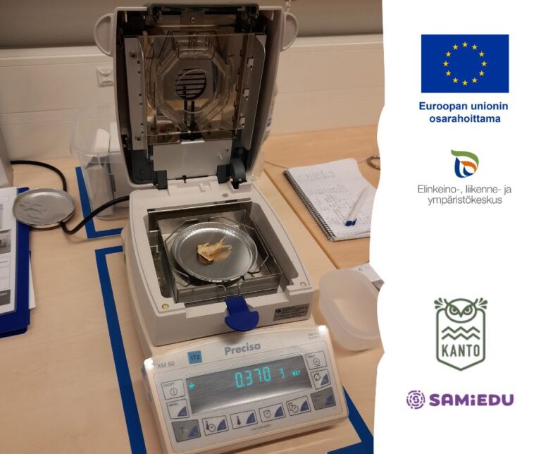 Kuvassa on kosteusanalysaattori