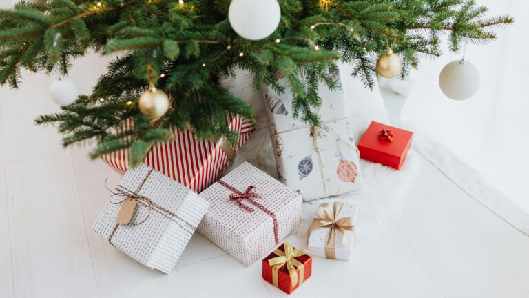 Pieniä lahjapaketteja kuusen alla