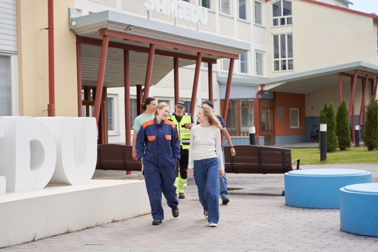 Eri alojen opiskelijat kävelevät Samiedun kampuksella