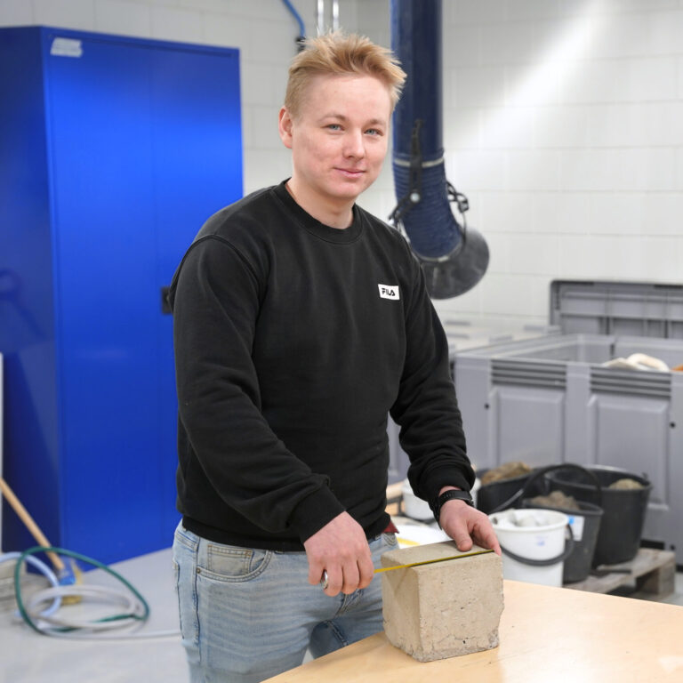 Samiedun alumni teollisen puurakentamisen laboratoriossa