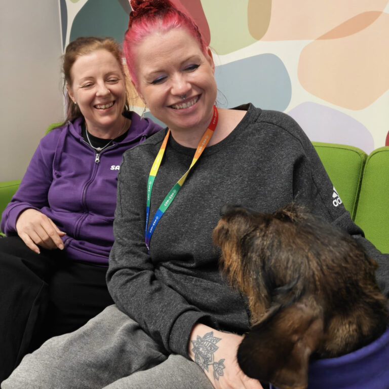 Jutussa haastatellut nepsy-valmentajat tervehtivät nauraen oppilaitoskoiraamme