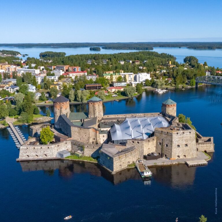 Kuva Olavinlinnasta ja Savonlinnan keskustasta kesällä