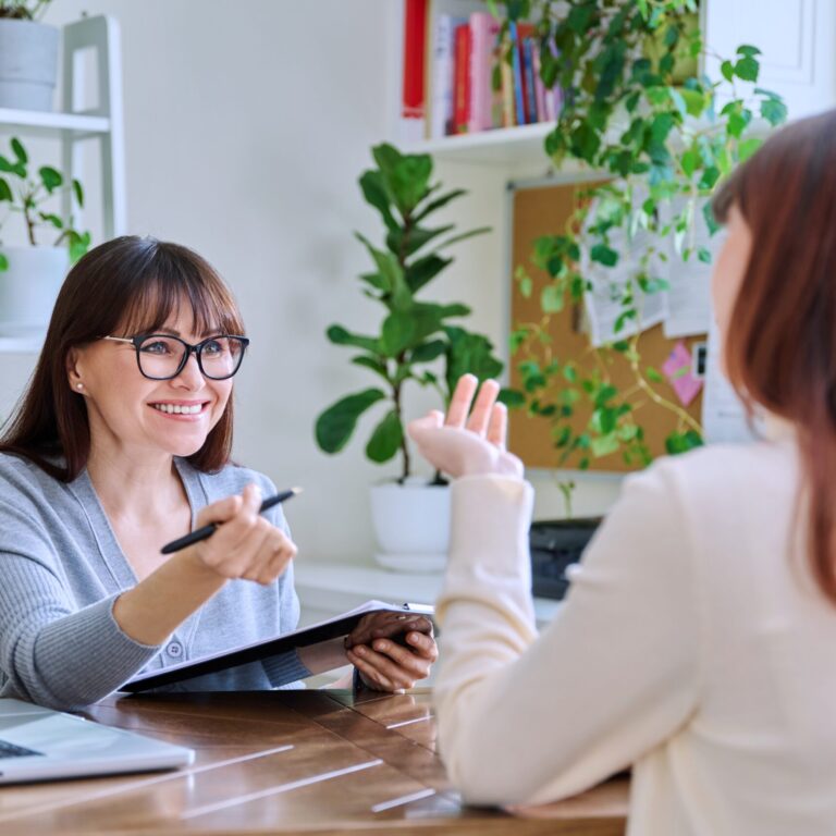 Nainen ohjaa opiskelijaa