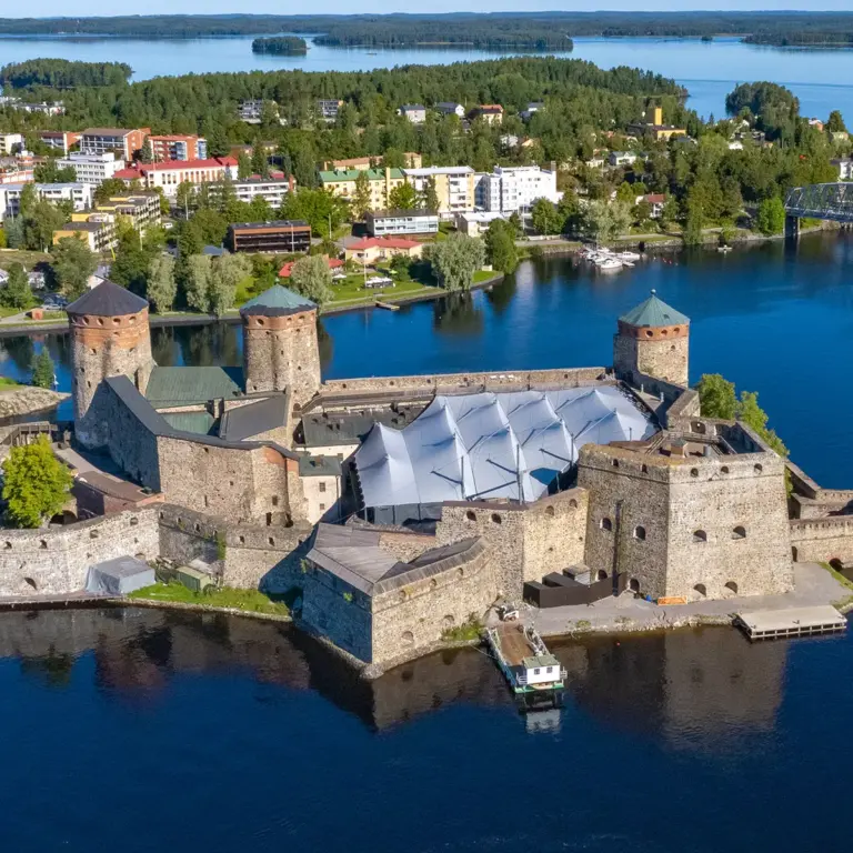 Kuvassa on Olavinlinna ja järvimaisemaa kesällä. Kuva: Savonlinnan kaupunki